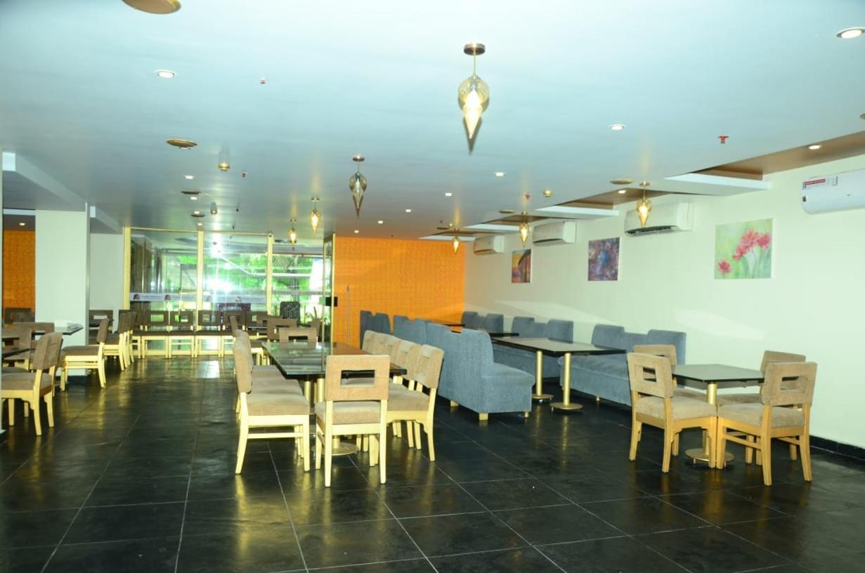 Blossoms Room The Plaza-Luxury Collection- Lakdikapul ไฮเดอราบัด ภายนอก รูปภาพ